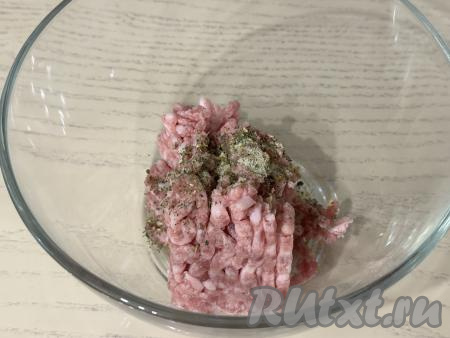 Фарш выложить в миску, посолить и поперчить по вкусу, хорошо перемешать. 