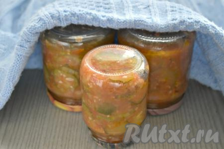 Банки с салатом ставим на крышки, накрываем пледом, оставляем до полного остывания, а затем убираем на хранение. Этот салат можно хранить и в условиях квартиры, и в подвале.
