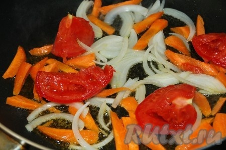 Нарезать морковь, помидоры и лук небольшими кусочками, обжарить на растительном масле.