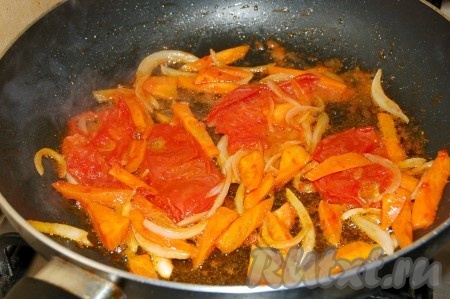 Нарезать морковь, помидоры и лук небольшими кусочками, обжарить на растительном масле.
