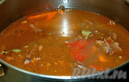 Обжаренные овощи добавить в кастрюлю с фасолью и кусочками мяса бычьего хвоста.