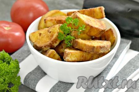 Баклажаны, жаренные на сковороде в кукурузном крахмале, получаются аппетитными, вкусными, покрытыми хрустящей корочкой снаружи, и нежными внутри. Такие баклажаны можно подать и в качестве гарнира к мясу, рыбе, и в качестве закуски, дополнив любимым соусом, их можно использовать и для приготовления различных салатов.