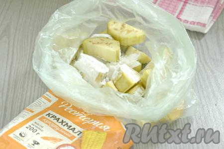 Нарезанный баклажан перекладываем в целлофановый пакет. Всыпаем кукурузный крахмал и соль.