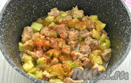 Через 10 минут свинину с кабачками, баклажанами и перцем по вкусу солим, посыпаем  специями (у меня - паприка и чёрный молотый перец), перемешиваем, готовим 3-4 минуты.