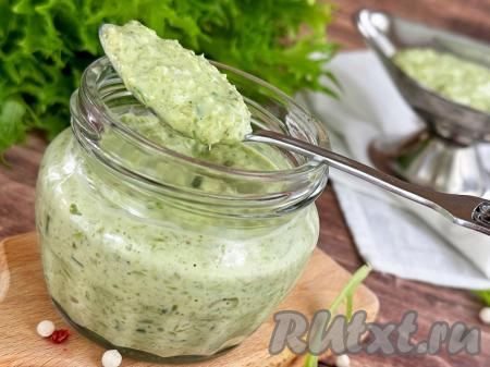 Ароматный, пикантный соус, приготовленный из чесночных стрелок с майонезом, подать к столу в качестве дополнения к различным блюдам. Хранить его можно в закрытой банке в холодильнике не более 3-4 дней.