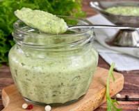 Соус из чесночных стрелок с майонезом