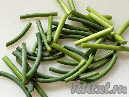 Стебли нарезать на небольшие кусочки.