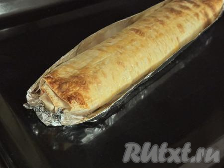 Запекать рулет с клубникой и творогом в духовке, разогретой до 180 градусов, минут 25 (лаваш должен стать приятного золотистого цвета).
