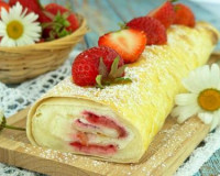 Рулет из лаваша с клубникой и творогом
