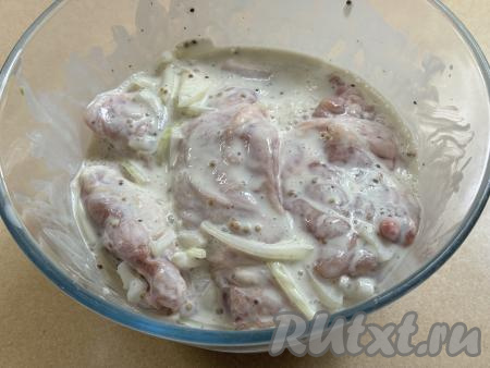 Хорошо перемешать части курицы, покрывая их кефиром со всех сторон. Оставить мясо промариноваться в прохладном месте минимум на 2 часа.