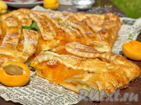 Пирог с абрикосами из слоёного дрожжевого теста