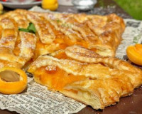 Пирог с абрикосами из слоёного дрожжевого теста