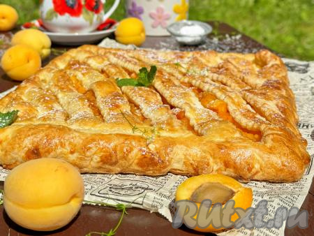 Ароматный, вкусный пирог с абрикосовой начинкой подать к столу.