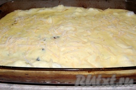 Вылить на мусаку соус бешамель, посыпать сверху сыром и поставить обратно в духовку на 30 минут, пока соус не поднимется и не приобретет золотистый цвет.
