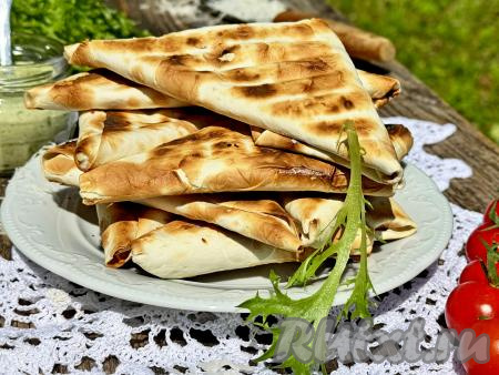 Треугольники из лаваша с сыром на мангале