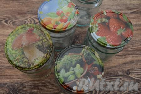 Пока овощи маринуются, можно заняться банками и крышками. Банки (я взяла 5 банок объёмом по 500 миллилитров) вымыть с содой, простерилизовать удобным для вас способом. Крышки прокипятить в течение 3 минут с момента начала кипения воды. Я стерилизую банки в микроволновке - это очень быстрый и удобный способ. Для этого я кипячу воду в чайнике, заполняю банки кипящей водой на 1-1,5 сантиметра и ставлю баночки с водой в микроволновку на 5 минут при максимальной мощности. Затем достаю банки из микроволновки, воду сливаю, прикрываю каждую банку прокипячённой крышкой.