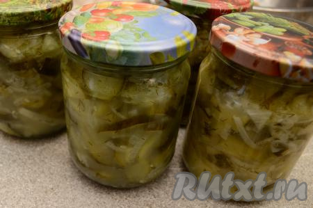 Сразу закрутить (или закатать) банки с салатом крышками. Перевернуть баночки вверх дном, укутать в одеяло и оставить их до полного остывания (ориентировочно на сутки).