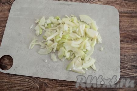 Очищенный лук нарезать на тонкие полукольца (или четверть кольца).