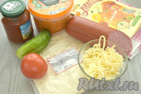 Для приготовления шаурмы с копчёной колбасой я использовала тонкий лаваш весом 135 грамм. Помидор и огурец моем. Сыр натираем на крупной тёрке.