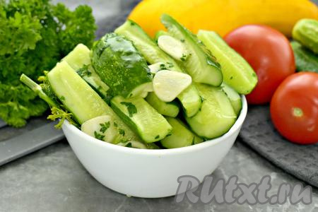 А затем сочные, вкусные, ароматные малосольные огурцы, приготовленные с зеленью и чесноком, достаём из пакета, перекладываем на тарелку и в качестве дополнения к различным блюдам (например, к отварному картофелю) подаём к столу. Если сразу не съедите эти аппетитные, приятно похрустывающие огурчики, тогда хранить их нужно будет в холодильнике. 