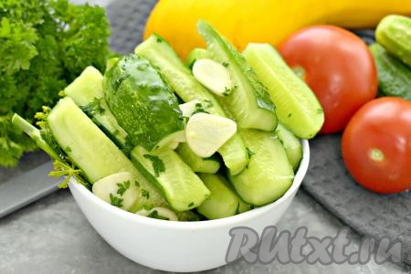 Малосольные огурцы с чесноком и зеленью в пакете
