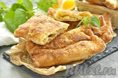 Пирожки с яблоками из слоёного теста на сковороде