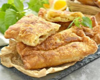 Пирожки с яблоками из слоёного теста на сковороде