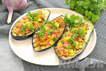 Лодочки из баклажанов с овощами в духовке