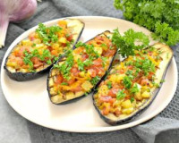 Лодочки из баклажанов с овощами в духовке
