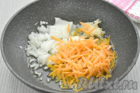 Очищаем лук, чеснок и морковь. Лук нарезаем на маленькие кубики. Морковь натираем на крупной тёрке. Чеснок натираем на мелкой тёрке (или нарезаем мелко). Разогреваем растительное масло в сковороде, выкладываем лук, чеснок и морковку, перемешиваем овощи, обжариваем на среднем огне 3-4 минуты, время от времени перемешивая.