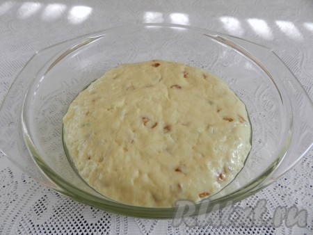 Выложить тесто в форму для выпечки, смазанную маслом. 