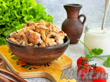 Жареные лисички в сметане с луком на сковороде