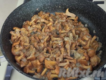 Затем убавить огонь до среднего, посолить лисички по вкусу, поперчить, перемешать. 