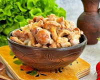 Жареные лисички в сметане с луком на сковороде