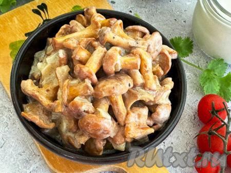 Аппетитные, вкусные, сочные жареные лисички в сметане с луком переложить со сковороды по тарелкам и, дополнив гарниром, подать к столу. 