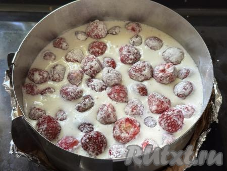 Затем на творожный слой разложить клубнику, слегка утапливая её в начинку.