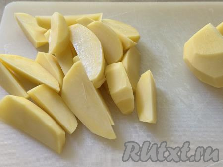 Картошку нарезать на крупные дольки, как картофель по-деревенски.
