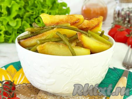 Готовую жареную картошку с чесночными стрелками сразу разложить по тарелкам и подать к столу в горячем виде. Жареный картофель нужно подавать именно горячим, потому что остывшая и разогретая картошка уже не будет иметь такой великолепный вкус, как картошечка с пылу с жару.