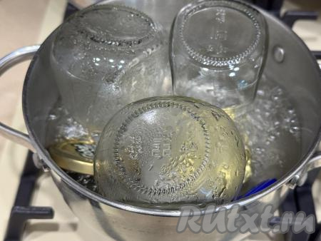 Пока готовится варенье, простерилизовать банки любым удобным способом, крышки прокипятить в течение 3 минут с момента закипания воды. 