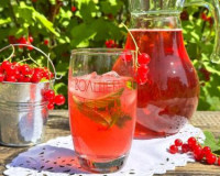 Компот из красной смородины в кастрюле (не на зиму)