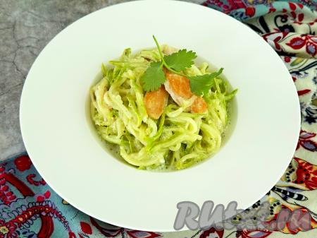 Готовые нежные, аппетитные спагетти из кабачка с мягкими кусочками мяса курицы разложить со сковороды по тарелкам и подать к столу в горячем виде.