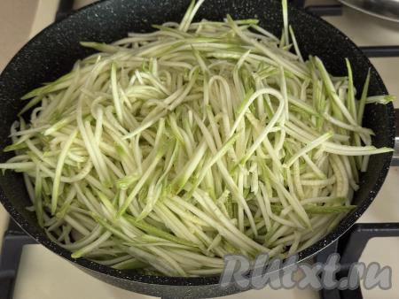 Выложить получившиеся спагетти из кабачка в сковороду с обжаренной курицей.
