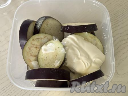 Сразу же добавить майонез, чёрный молотый перец, соль по вкусу (всыпая соль, не забывайте учитывать, что майонез солёный). 