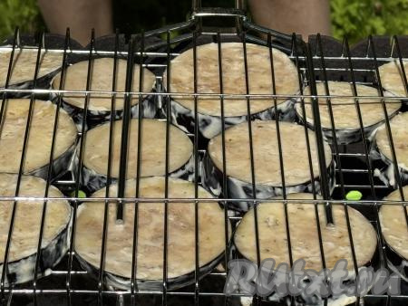 Замаринованные баклажаны выложить на решётку.