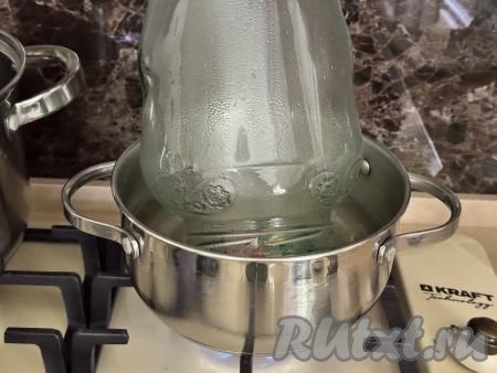 Банки (я взяла 2 банки объёмом по 2 литра) вымыть, простерилизовать любым удобным для вас способом (я простерилизовала банки над паром). Прокипятить крышки в течение 3 минут с момента закипания воды.