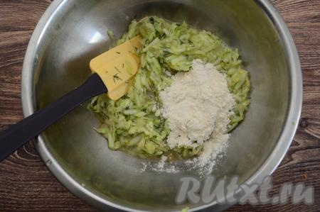 Затем всыпать примерно 1 столовую ложку муки, тщательно перемешать кабачковое тесто.