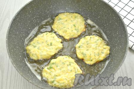 Разогреваем на сковороде растительное масло. Затем на хорошо прогревшуюся с маслом сковороду выкладываем по 1 столовой ложке кабачкового теста, формируя плоские округлые оладьи. Жарим оладьи из кабачков с сыром, замешанные на рисовой муке, ориентировочно по 2,5 минуты с каждой стороны (до приятного золотистого цвета с двух сторон) на среднем огне. 