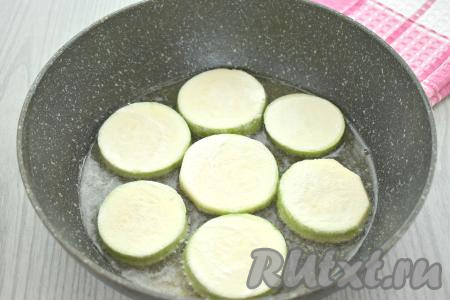 Разогреваем на сковороде растительное масло, затем выкладываем кабачки, покрытые рисовой мукой. Жарим кабачки по 2-2,5 минуты с каждой стороны (до румяной корочки с двух сторон) на среднем огне. 