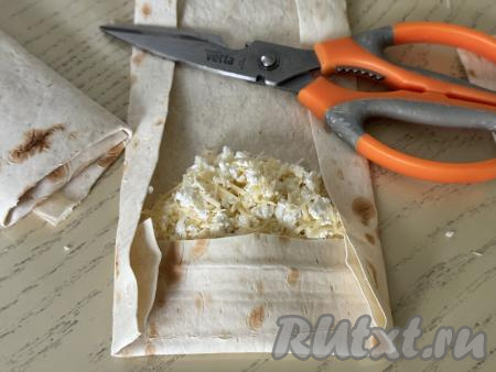 Затем подвернуть две длинные стороны лаваша на начинку, как на фото.