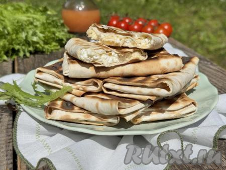 Лаваш с творогом и сыром на мангале